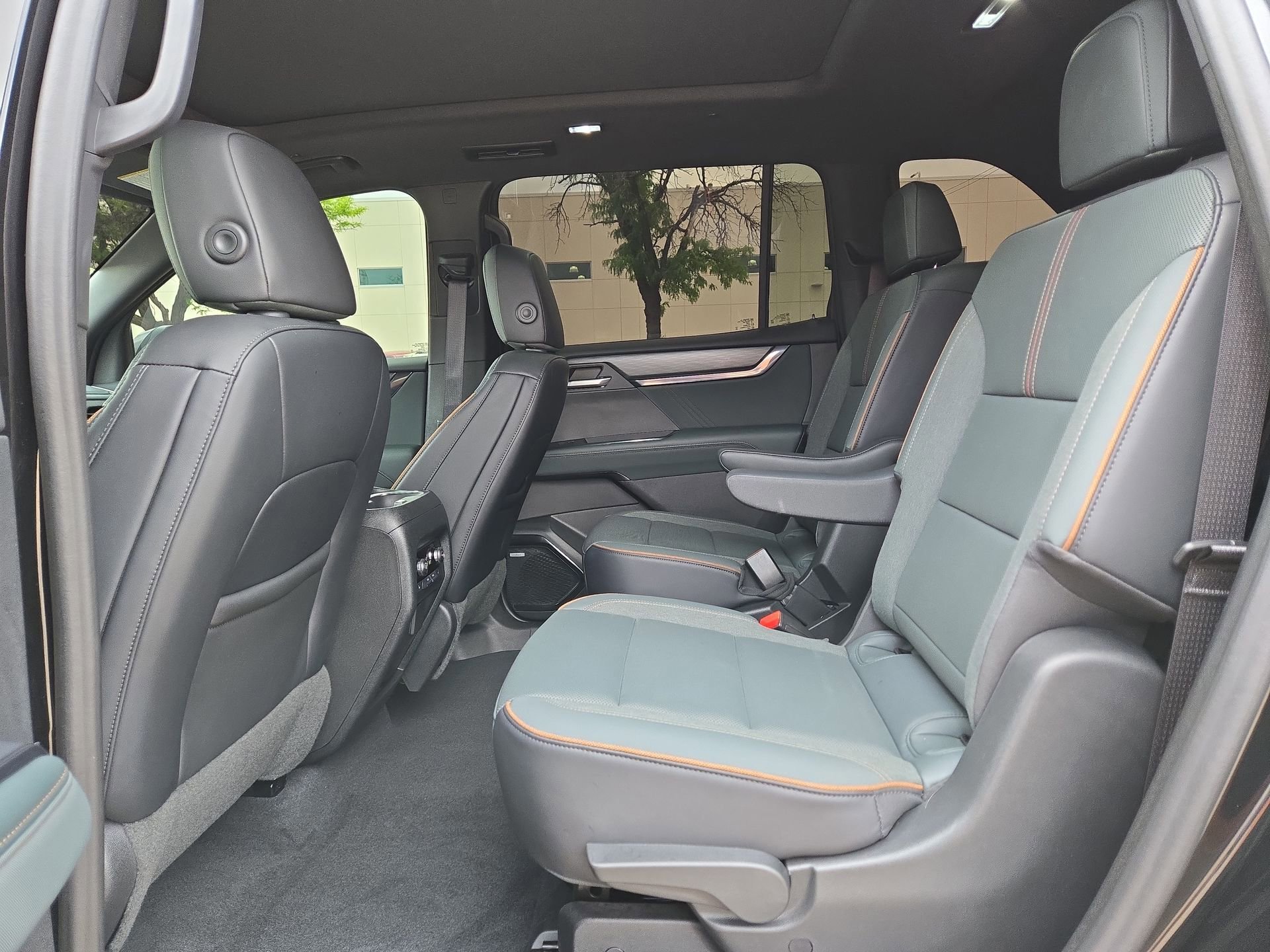 Used 2024 GMC Acadia AT4 w/ Luxury Package image 13