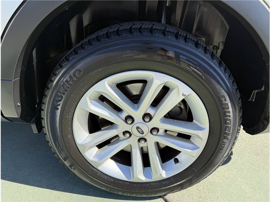 Used 2017 Ford Explorer XLT w/ Equipment Group 201A FWD image 13