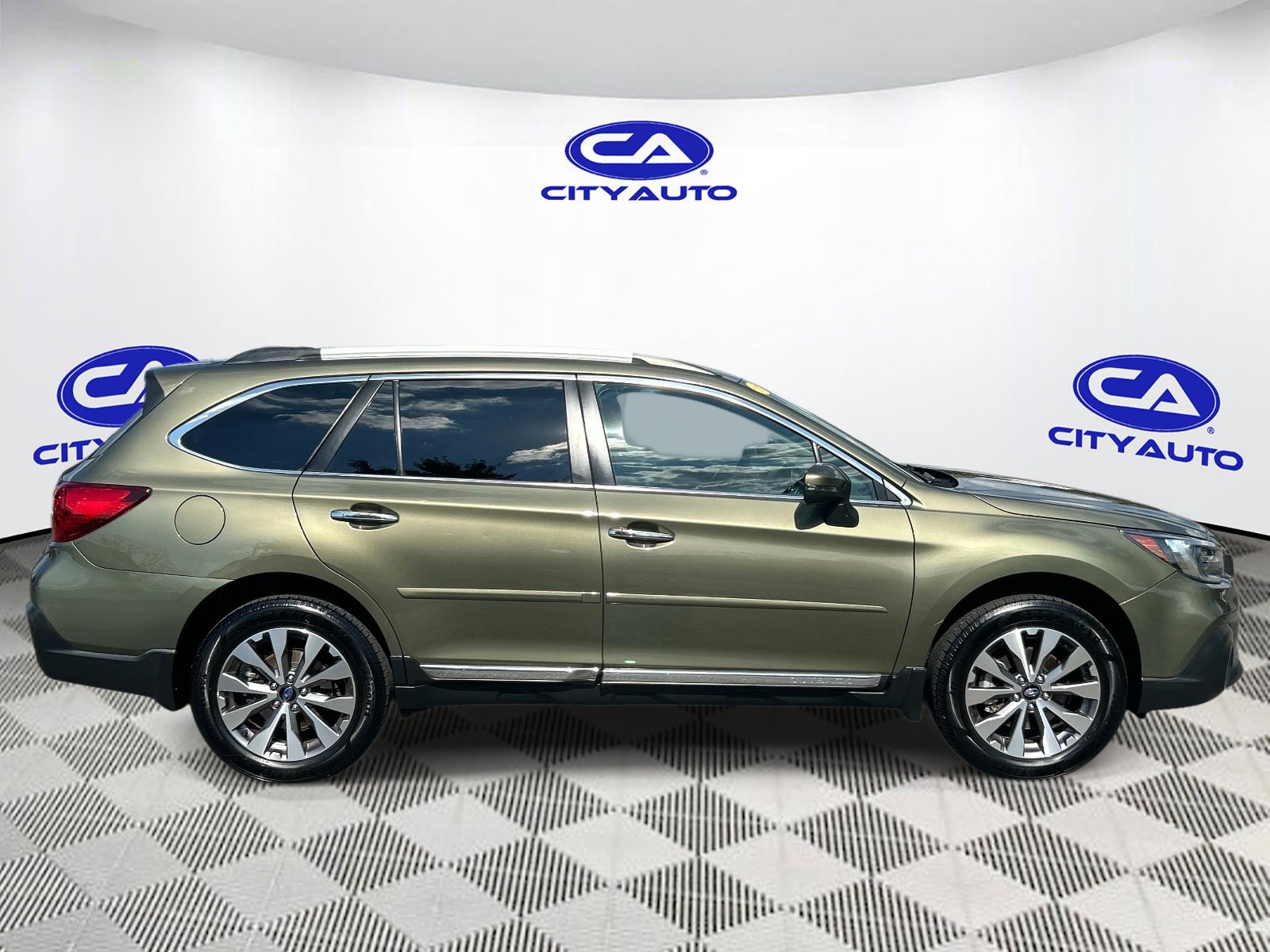 Used 2018 Subaru Outback 2.5i Touring AWD/4WD image 2