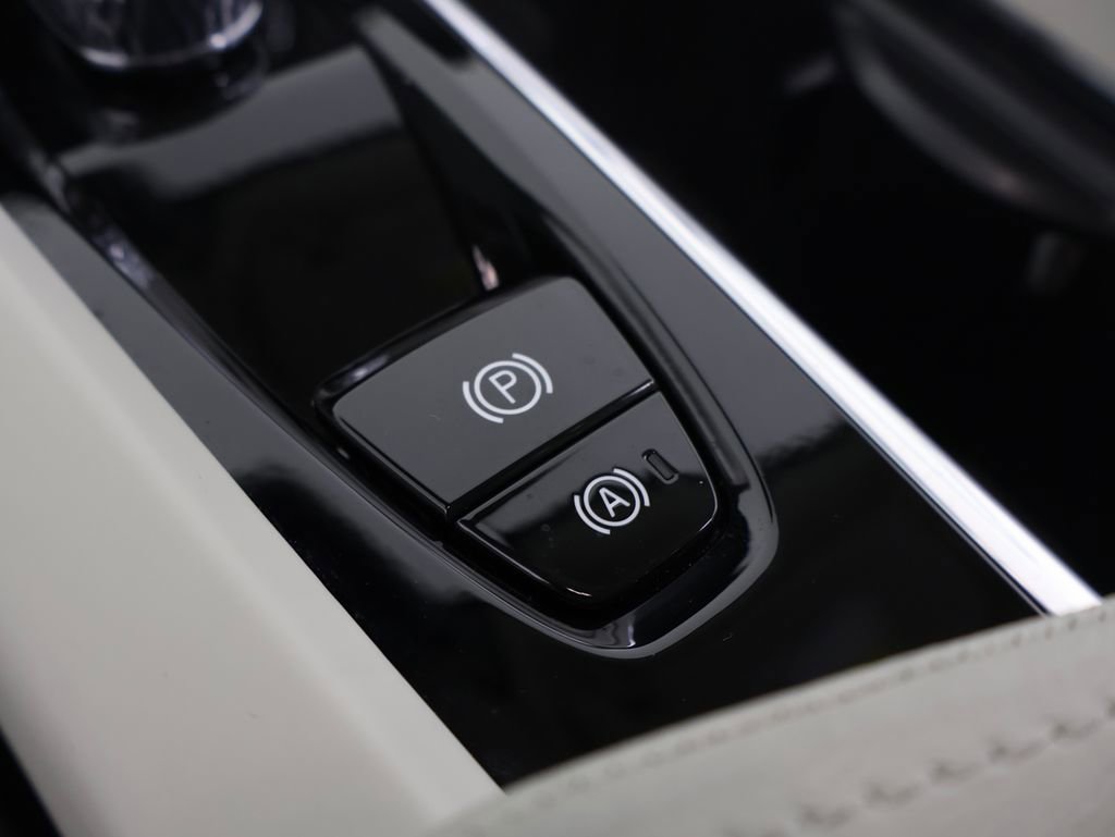 Used 2025 Volvo XC60 B5 Ultra w/ Protection Package Premier image 18