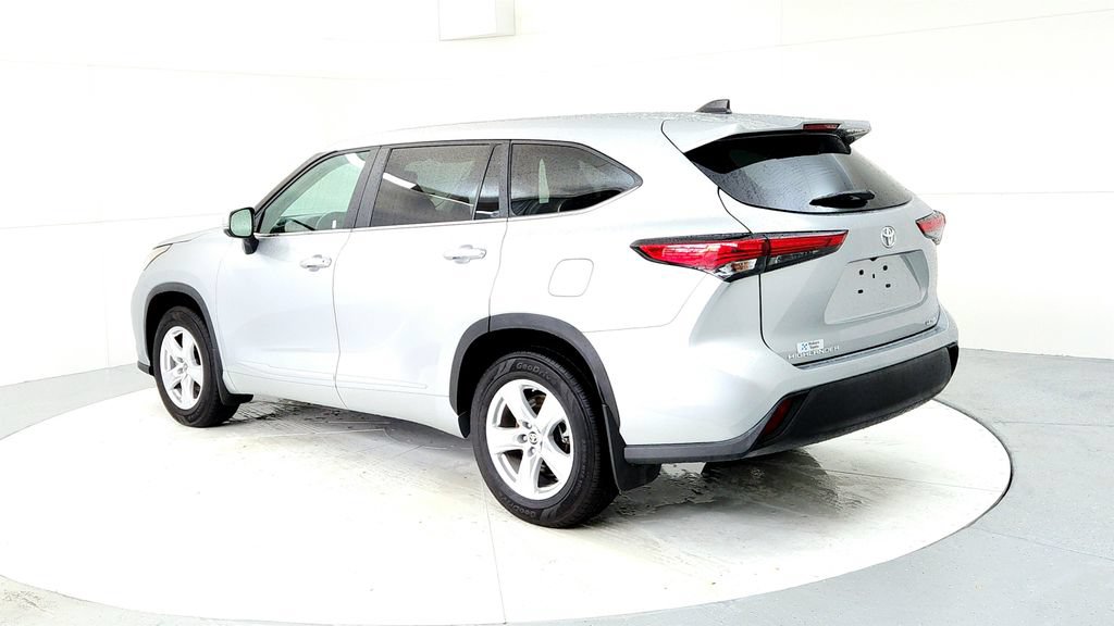 Used 2023 Toyota Highlander LE AWD/4WD image 4