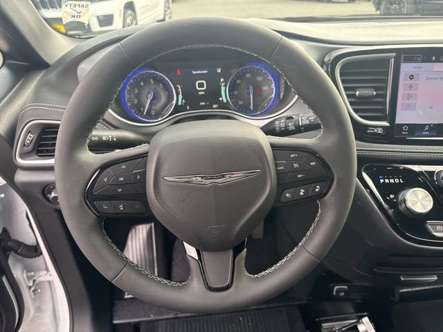 Used 2024 Chrysler Pacifica Touring image 25