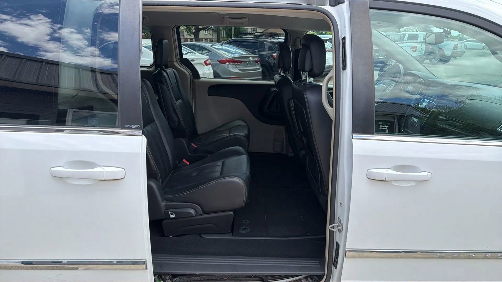 Used 2014 Chrysler Town & Country Touring FWD image 18