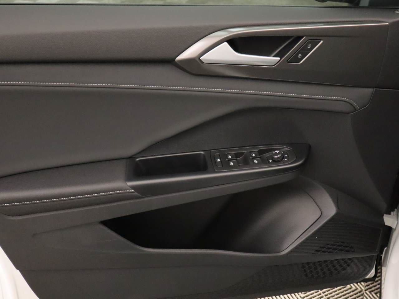 New 2026 Volkswagen Taos SE FWD image 16