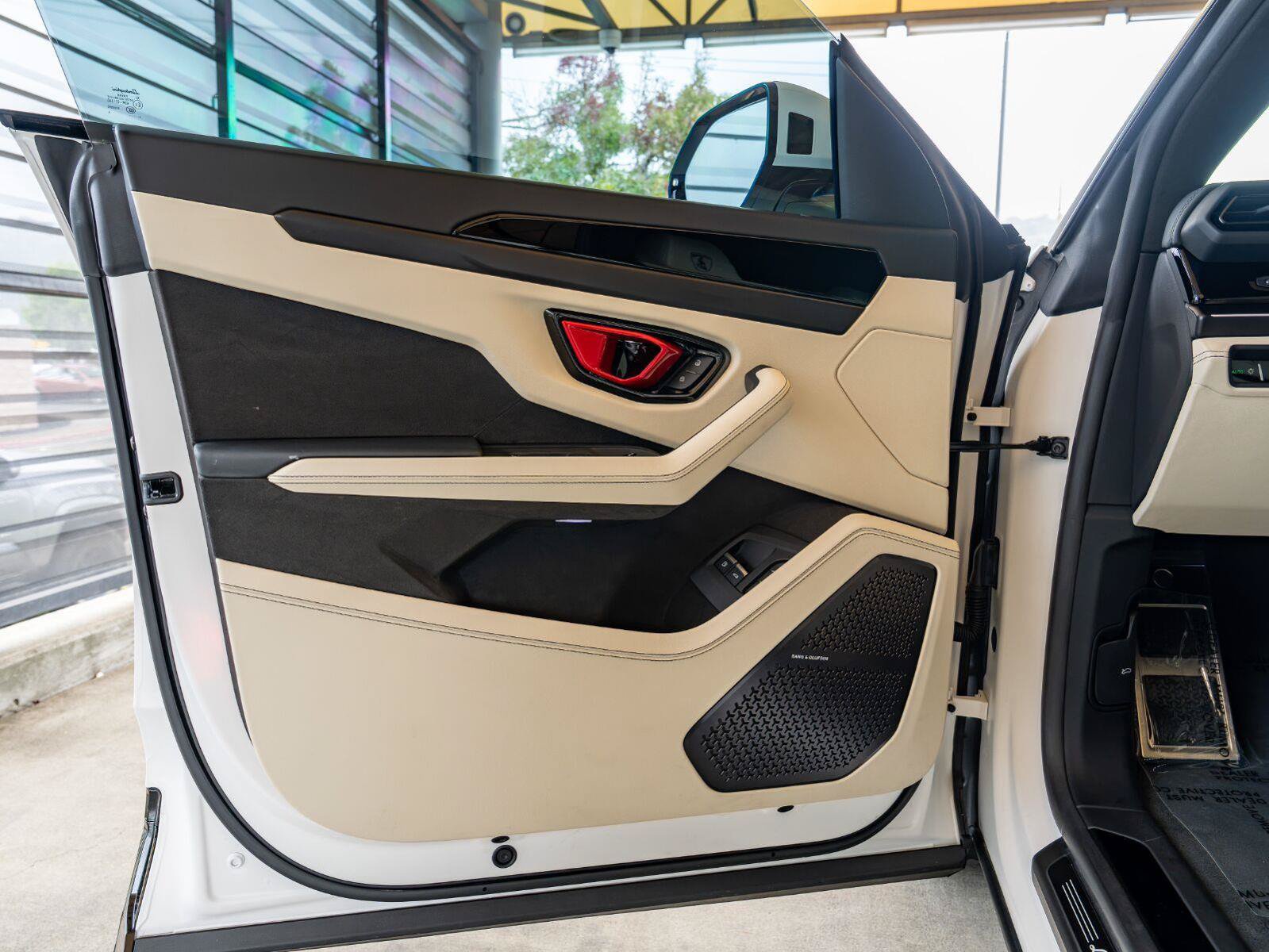 Used 2025 Lamborghini Urus SE AWD/4WD image 10