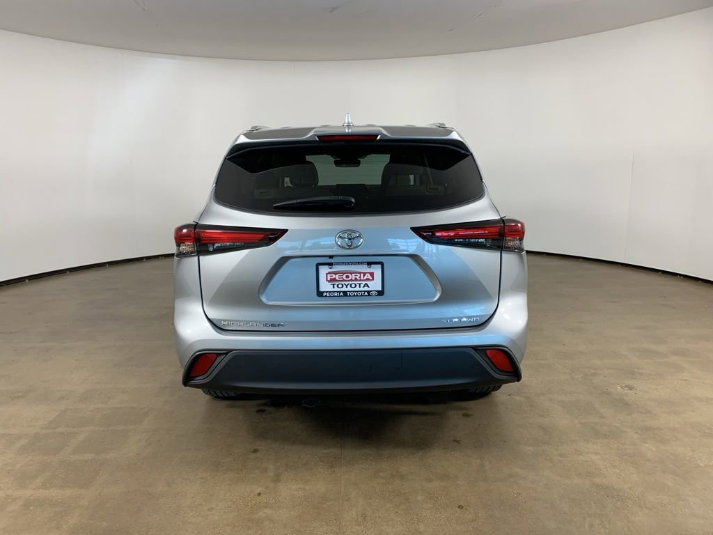 Used 2024 Toyota Highlander XLE AWD/4WD image 10