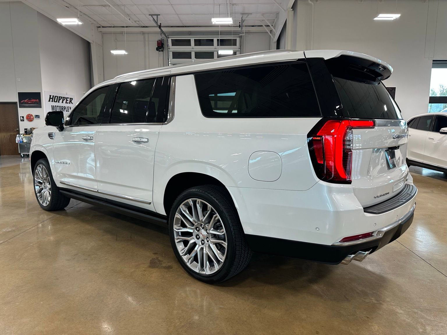 Used 2025 GMC Yukon XL Denali w/ Denali Reserve Package image 5