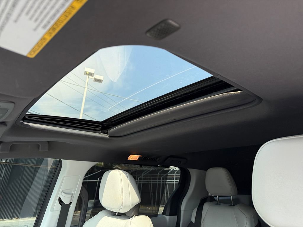 Certified 2022 Toyota Sienna XSE image 35