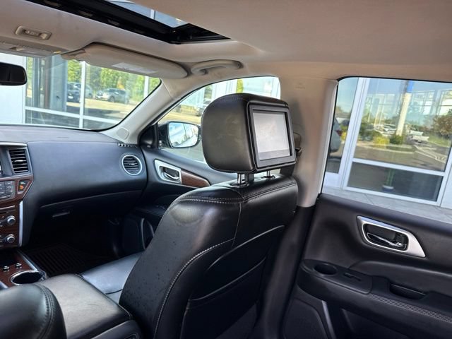 Used 2017 Nissan Pathfinder Platinum w/ Family Entertainment Package AWD/4WD image 23