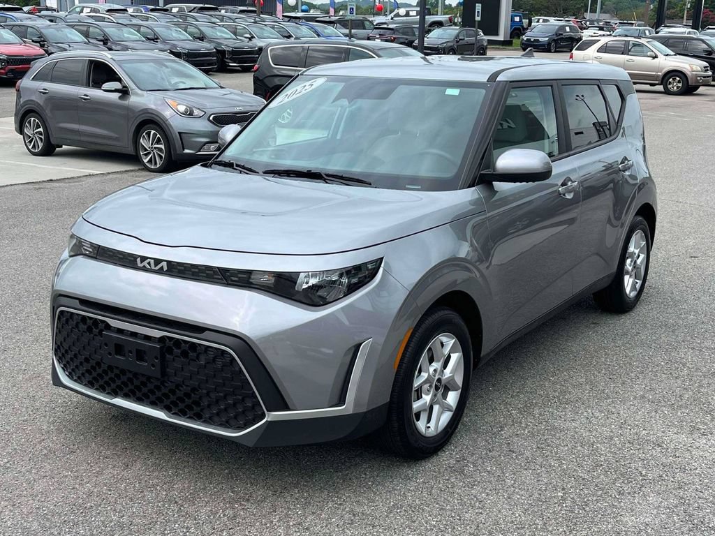 Used 2025 Kia Soul LX w/ LX Technology Package FWD image 29