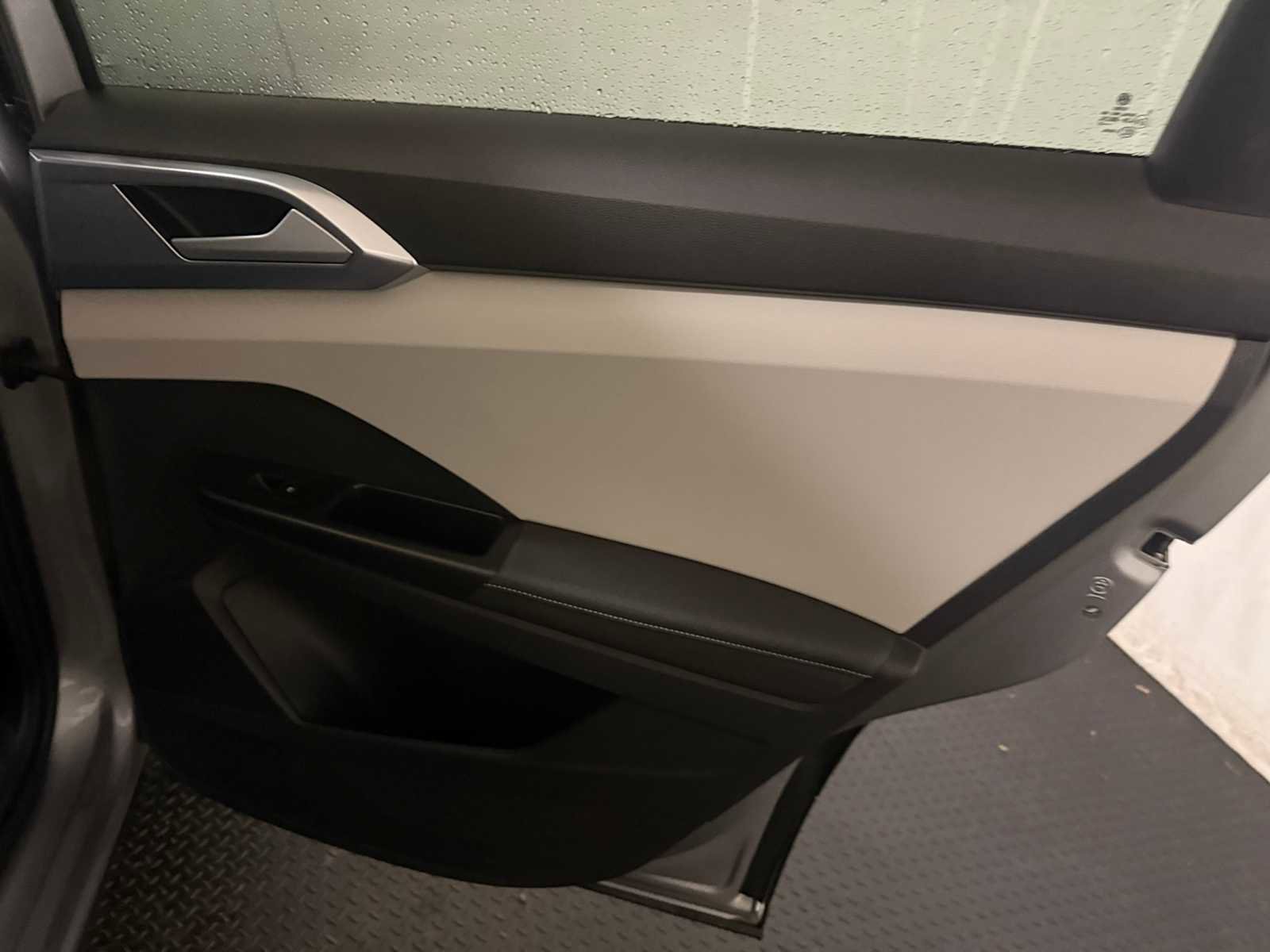 Certified 2025 Volkswagen Taos SE w/ Panoramic Sunroof Package image 26