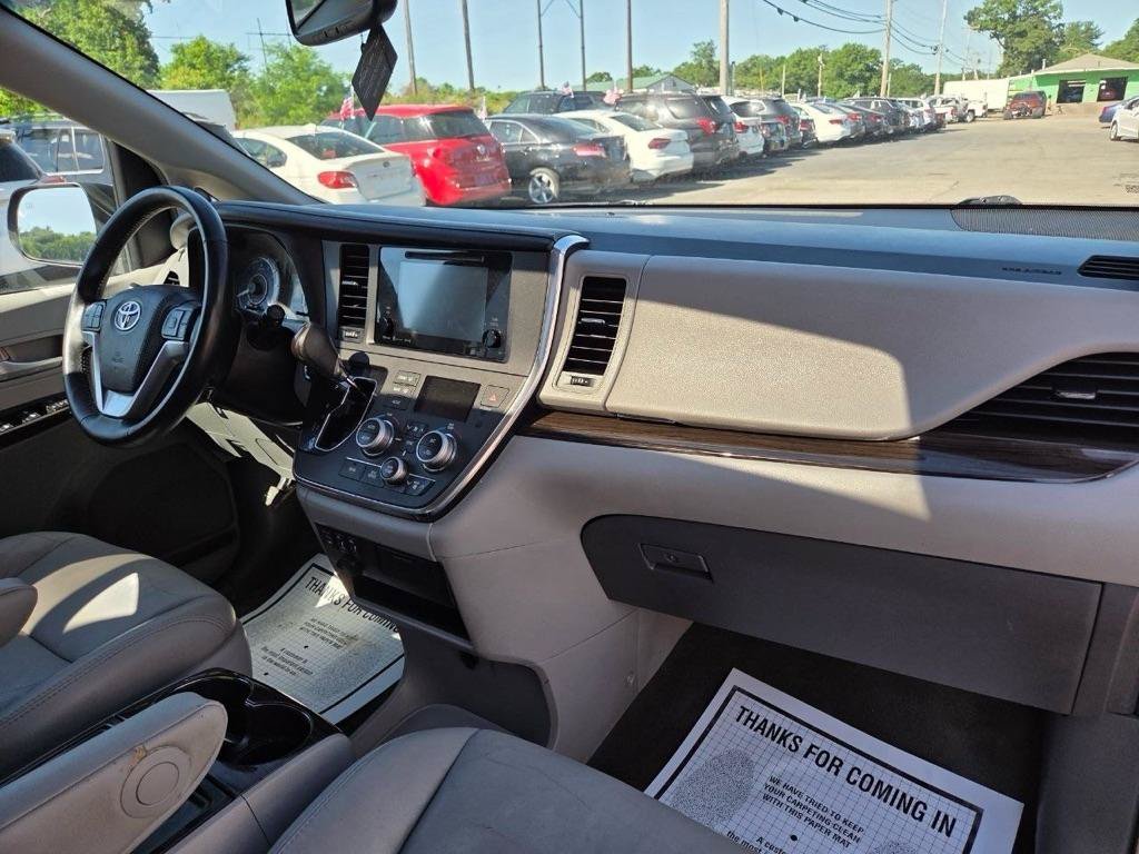 Used 2017 Toyota Sienna XLE w/ XLE Navigation Package AWD/4WD image 18