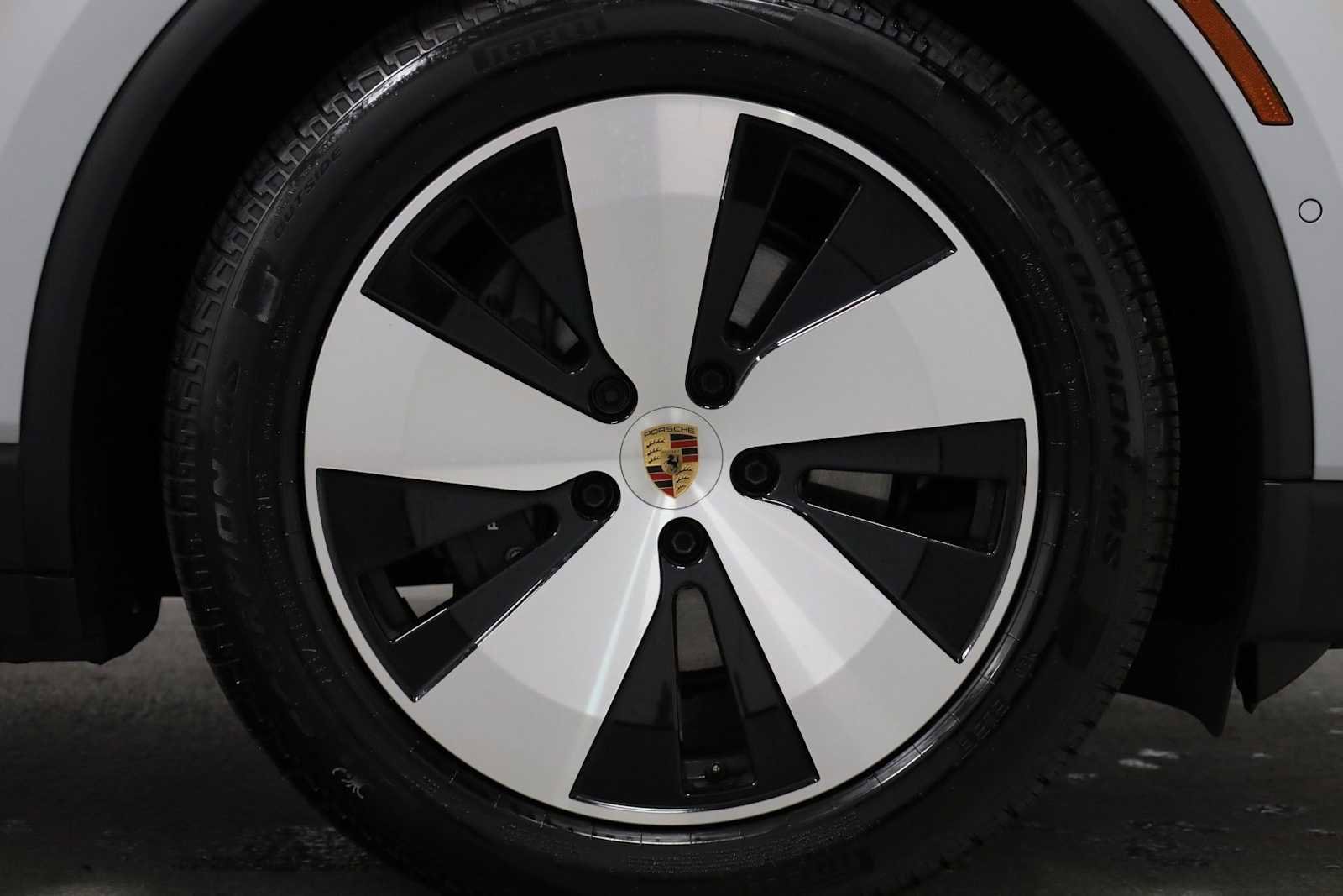 Certified 2025 Porsche Macan Electric image 12