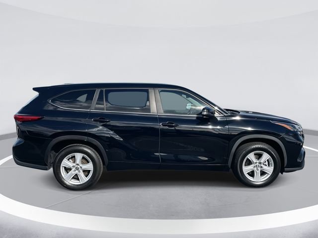 Used 2023 Toyota Highlander LE image 4
