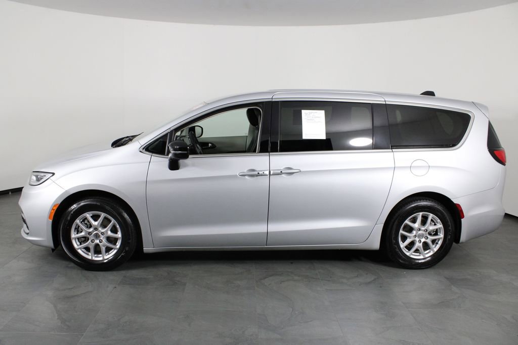 Used 2024 Chrysler Pacifica Touring-L image 9