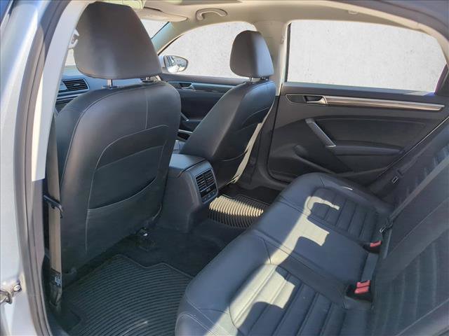 Used 2018 Volkswagen Passat 2.0T SEL Premium image 19