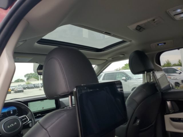Certified 2024 Kia Carnival SX Prestige FWD image 9