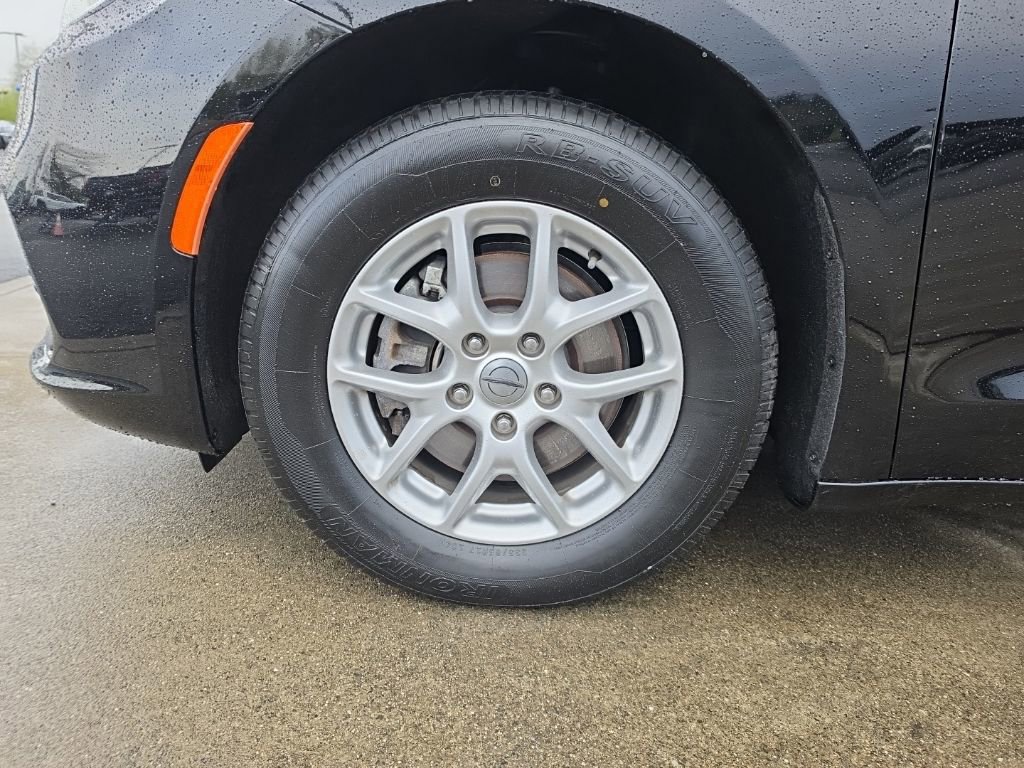 Used 2024 Chrysler Pacifica Touring-L FWD image 38