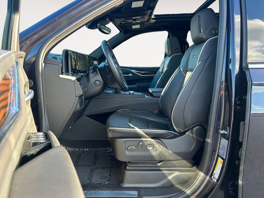 Used 2024 Cadillac Escalade Premium Luxury w/ LPO, Floor Liner Package AWD/4WD image 16