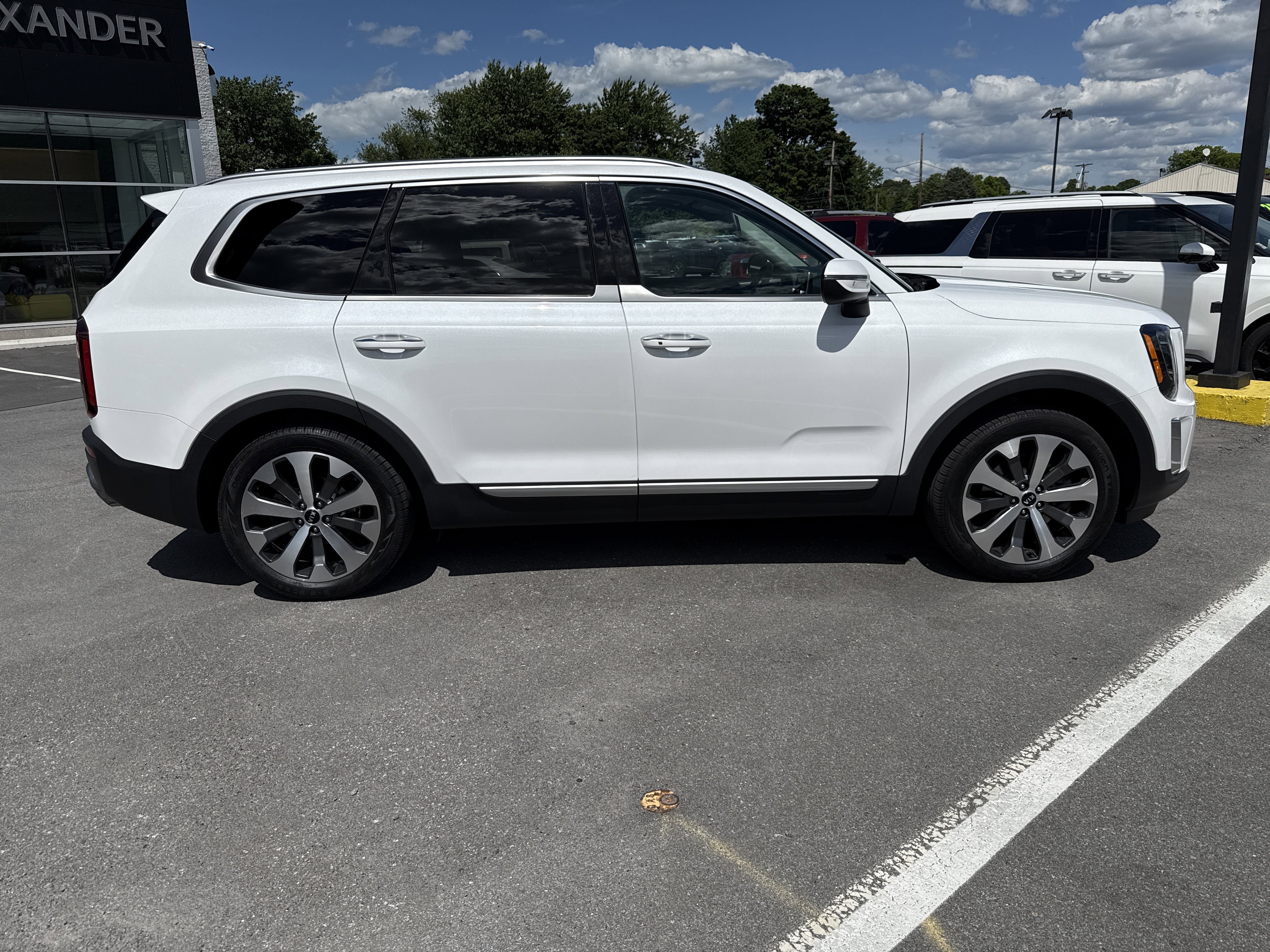 Used 2020 Kia Telluride S w/ S 8 Passenger Seating Package AWD/4WD video 2