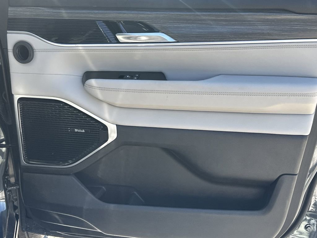 Used 2024 Jeep Wagoneer L Series III w/ Premium Group I image 15