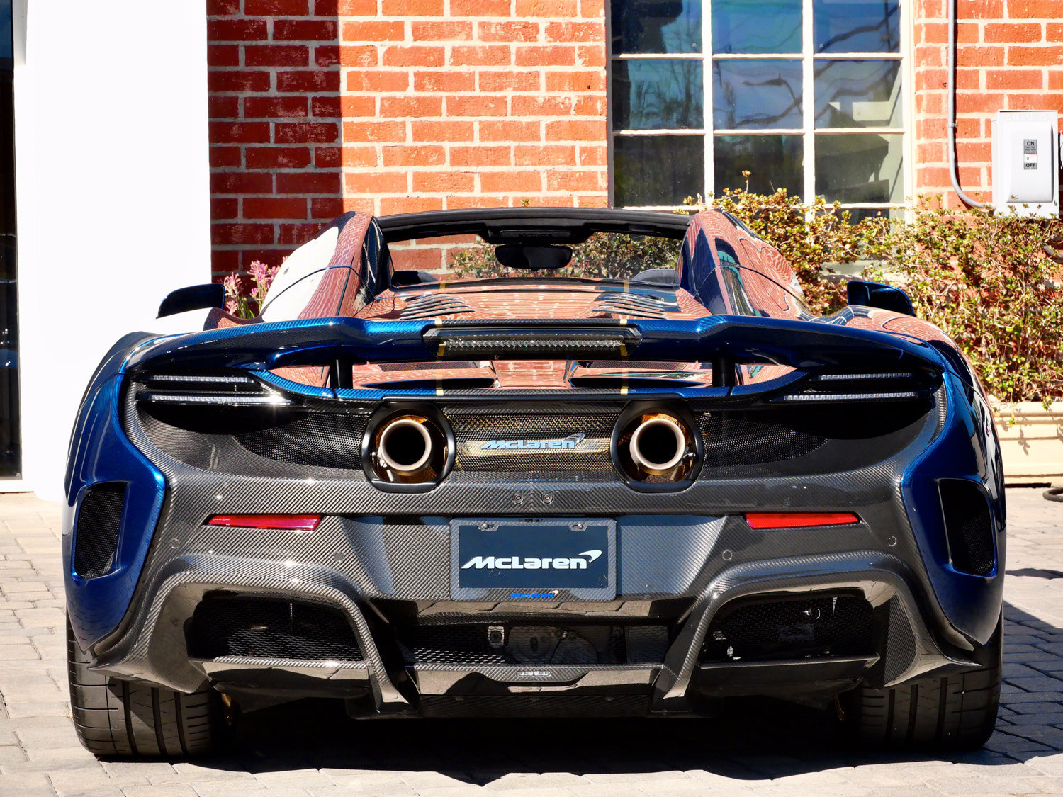 Used 2016 McLaren 675LT Spider RWD image 5