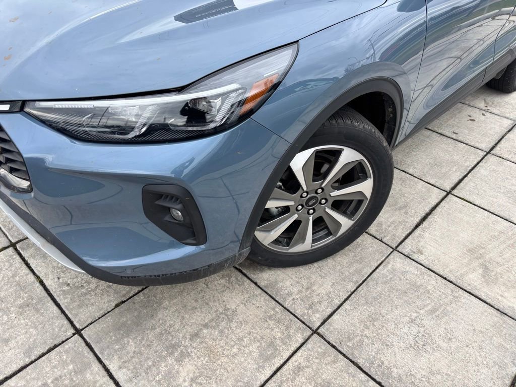 Used 2024 Ford Escape Platinum image 2