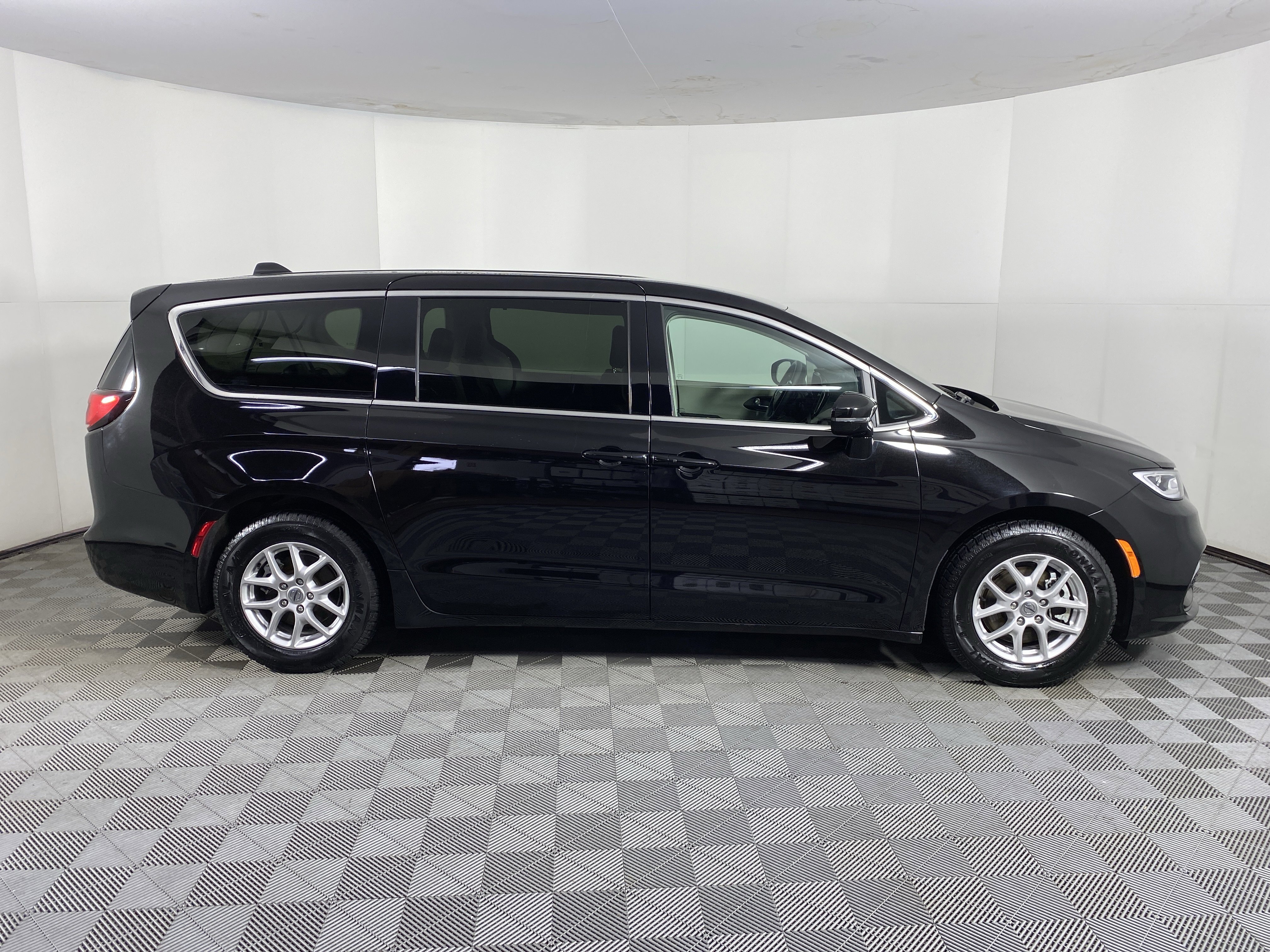 Used 2024 Chrysler Pacifica Touring-L image 6