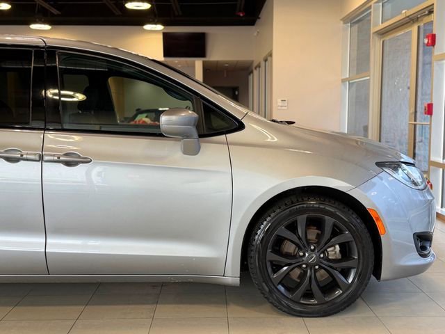 Used 2019 Chrysler Pacifica Touring Plus w/ S Appearance Package FWD image 9