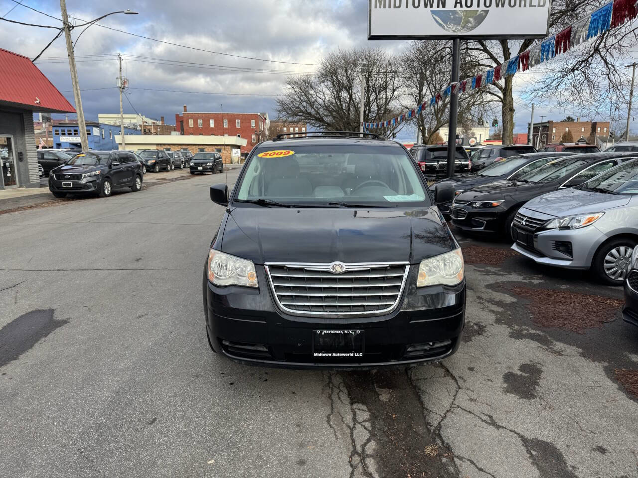 Used 2009 Chrysler Town & Country LX image 3