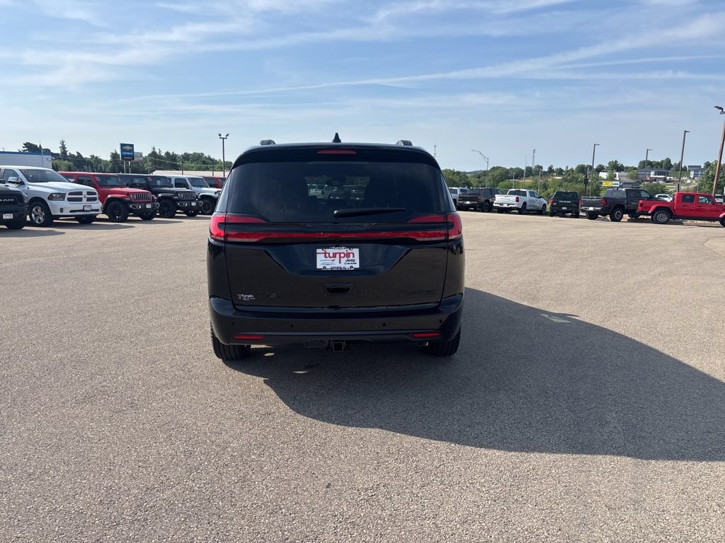 New 2027 Chrysler Pacifica Limited w/ S Appearance Package AWD/4WD image 4