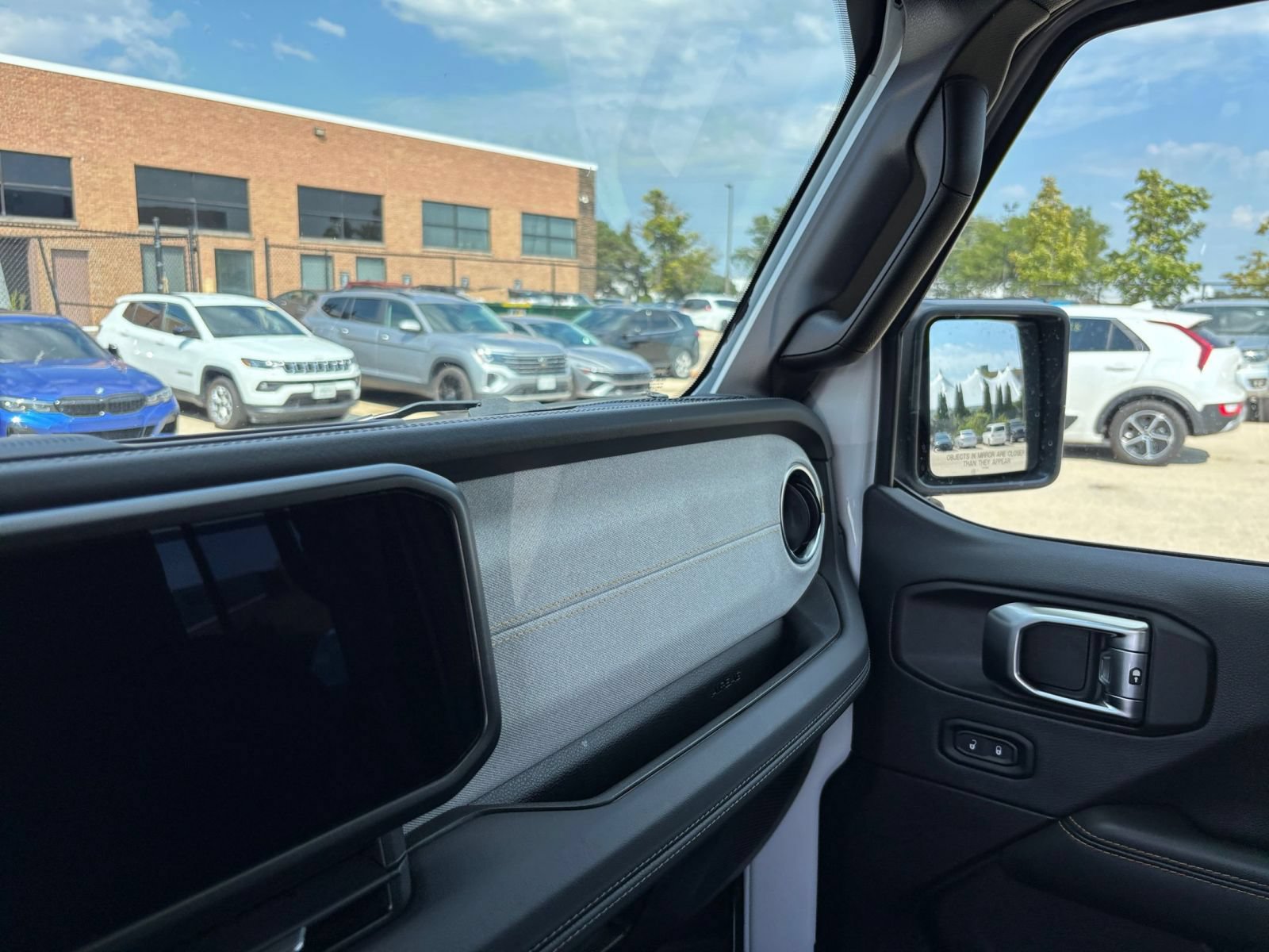 Used 2025 Jeep Wrangler Unlimited Sahara AWD/4WD image 32