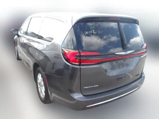 Used 2023 Chrysler Pacifica Touring-L FWD image 3