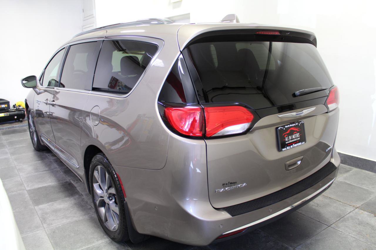 Used 2018 Chrysler Pacifica Limited w/ Tire & Wheel Group FWD image 4