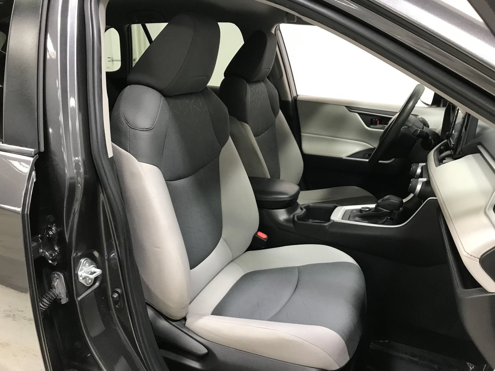 Used 2022 Toyota RAV4 XLE AWD/4WD image 8