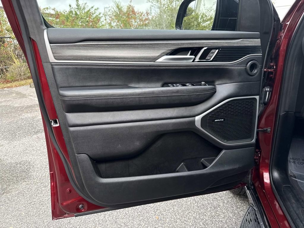 Used 2024 Jeep Wagoneer L Series II image 24