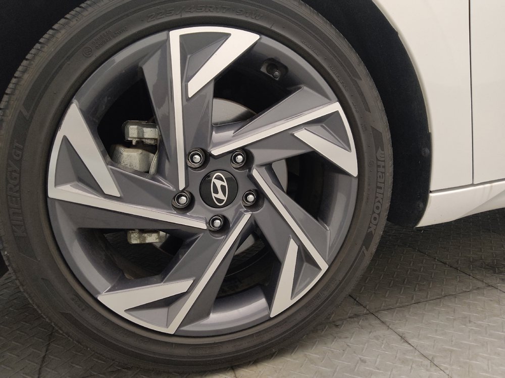 Used 2025 Hyundai Elantra SEL FWD image 31