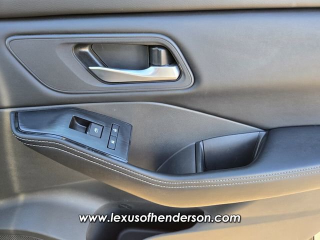 Used 2025 Nissan Rogue SV FWD image 18