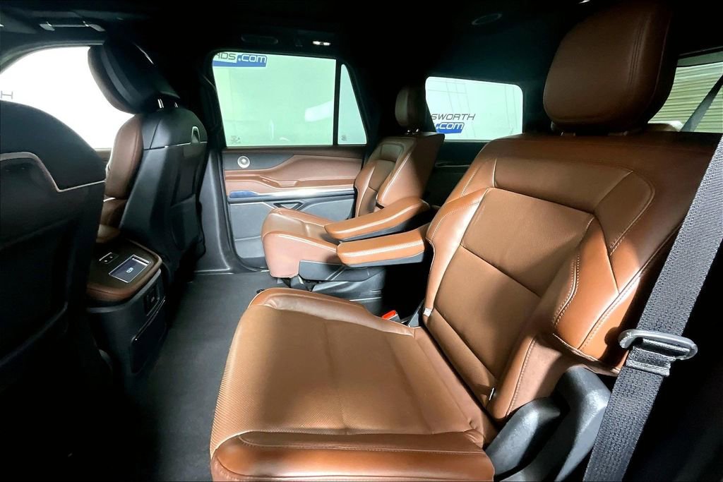 Used 2025 Lincoln Navigator Reserve image 21