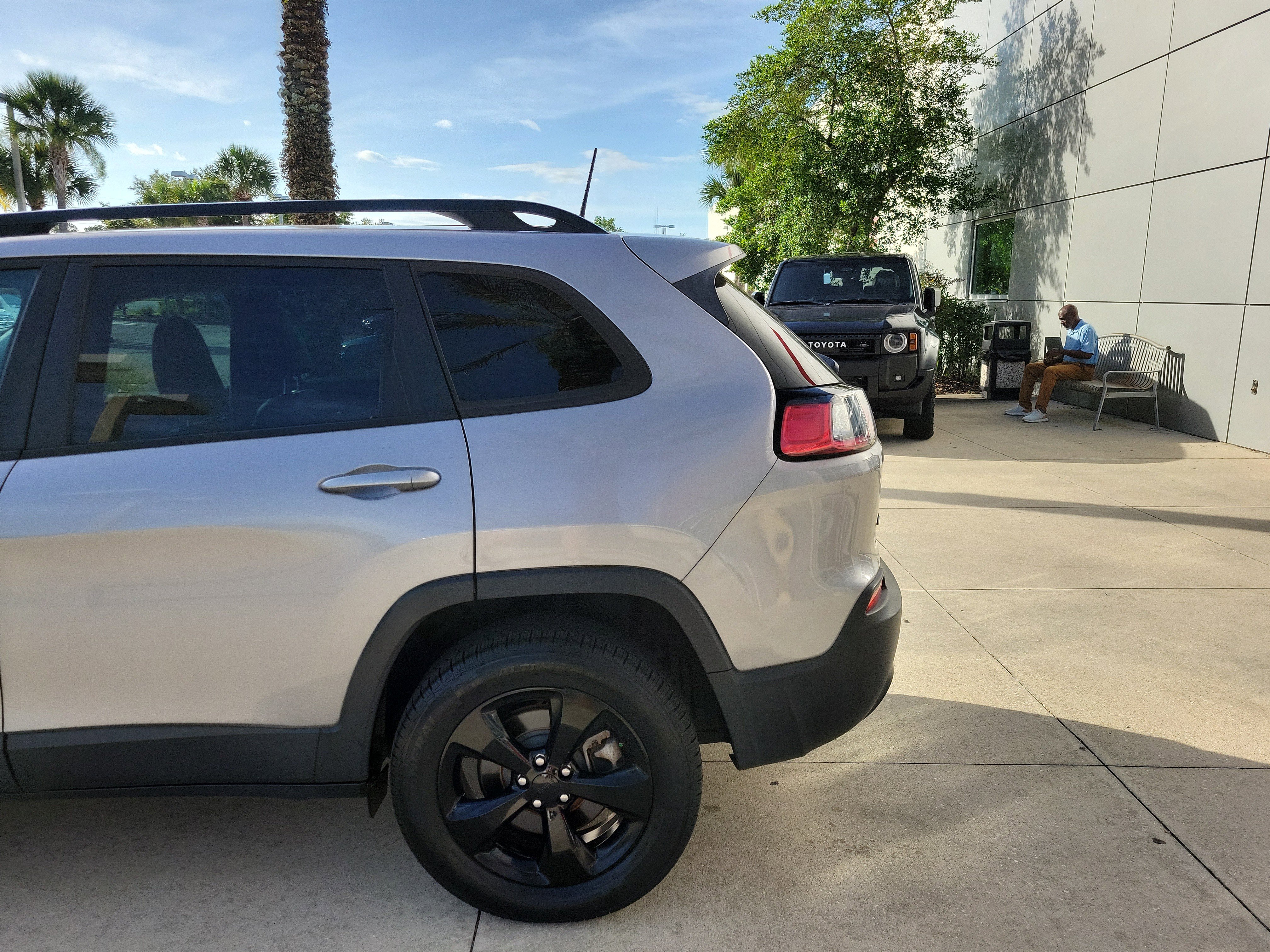 Used 2021 Jeep Cherokee Latitude Plus AWD/4WD image 4
