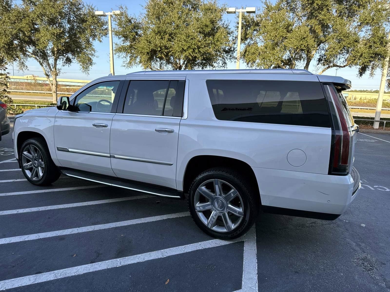 Used 2019 Cadillac Escalade ESV Premium Luxury image 4
