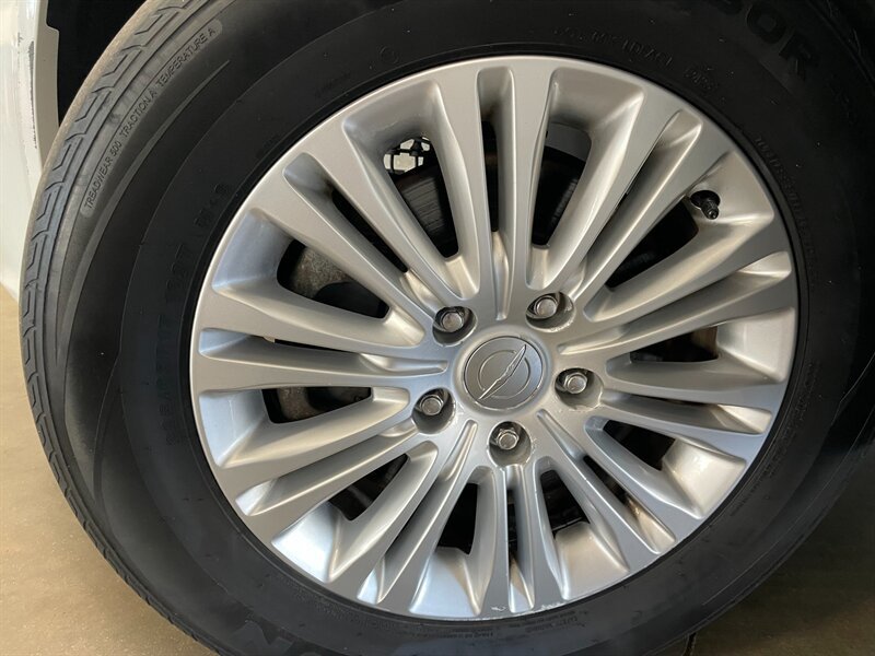 Used 2015 Chrysler Town & Country Touring-L w/ Driver Convenience Group FWD image 22