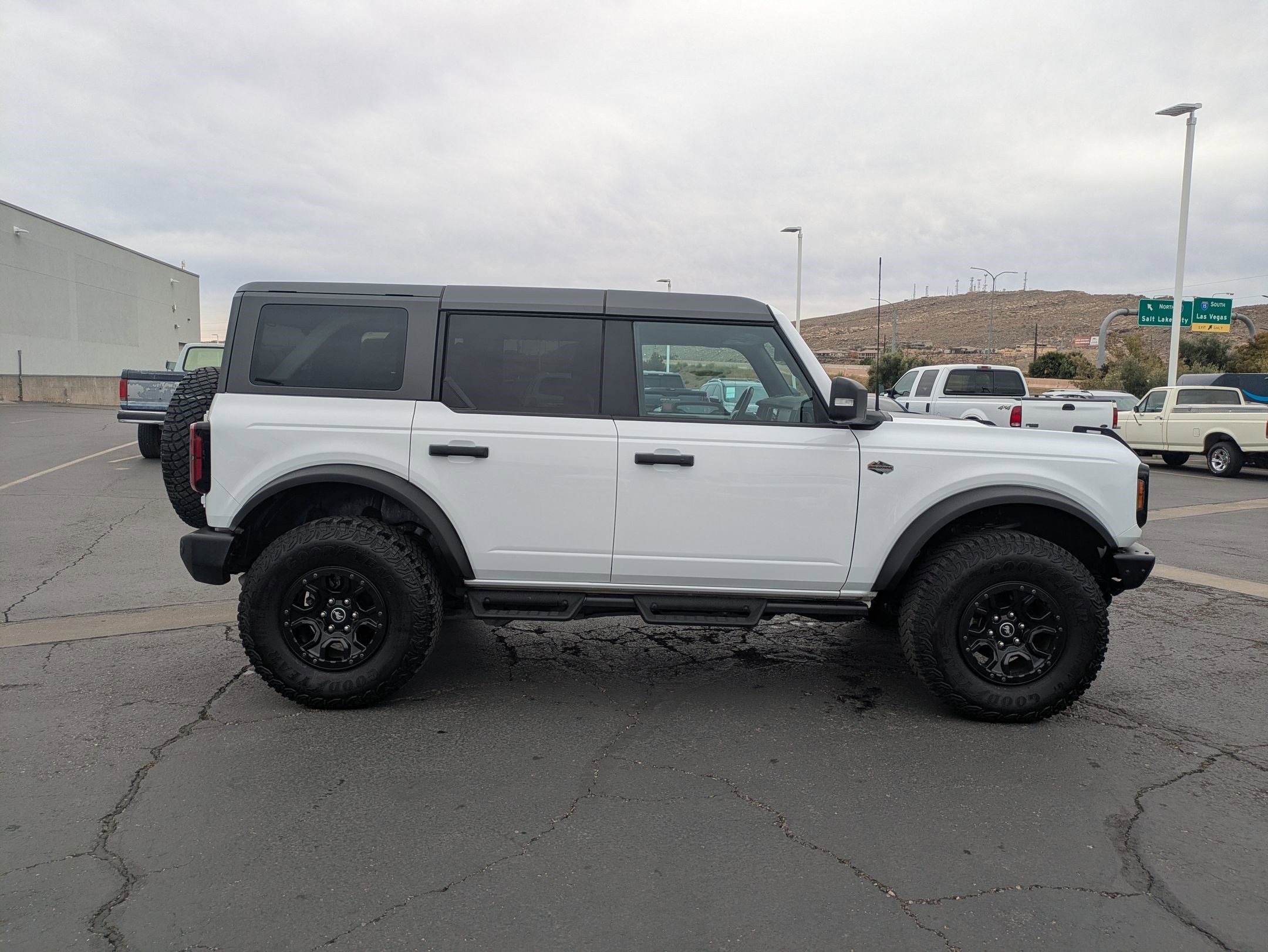 Used 2023 Ford Bronco Wildtrak image 2