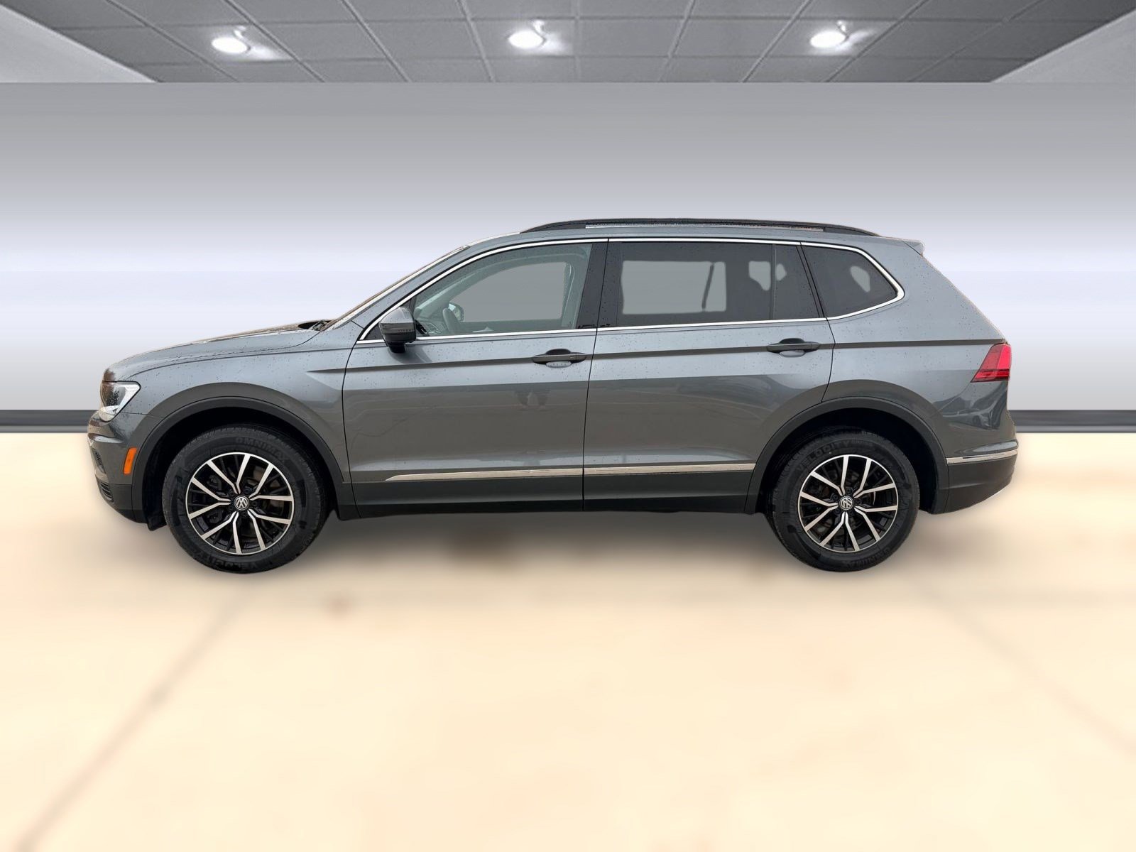 Used 2021 Volkswagen Tiguan SE image 2