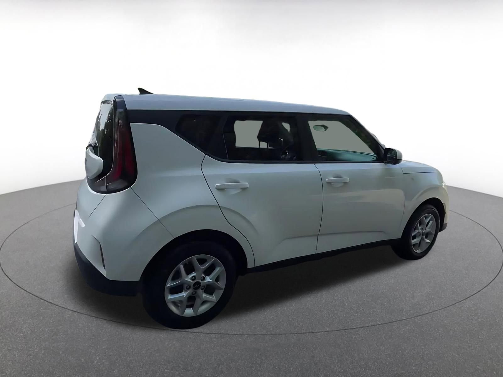 Used 2025 Kia Soul LX w/ LX Technology Package FWD image 14
