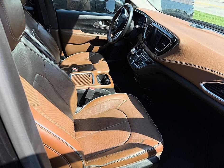 Used 2019 Chrysler Pacifica Limited w/ Tire & Wheel Group FWD image 5