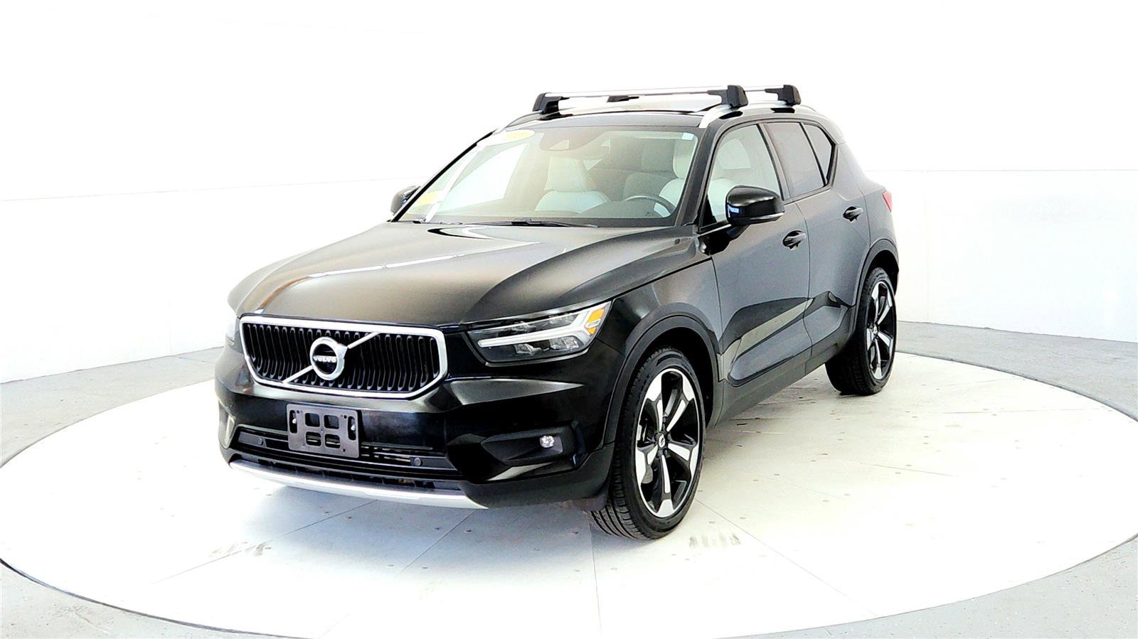 Used 2021 Volvo XC40 T5 Momentum w/ Premium Package image 2