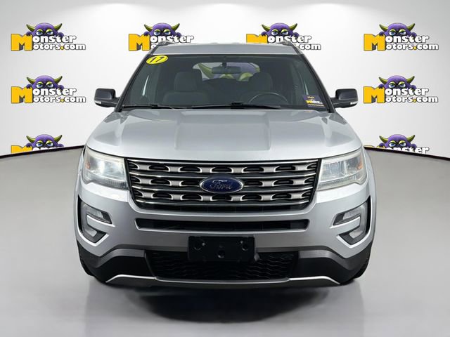 Used 2017 Ford Explorer XLT image 2