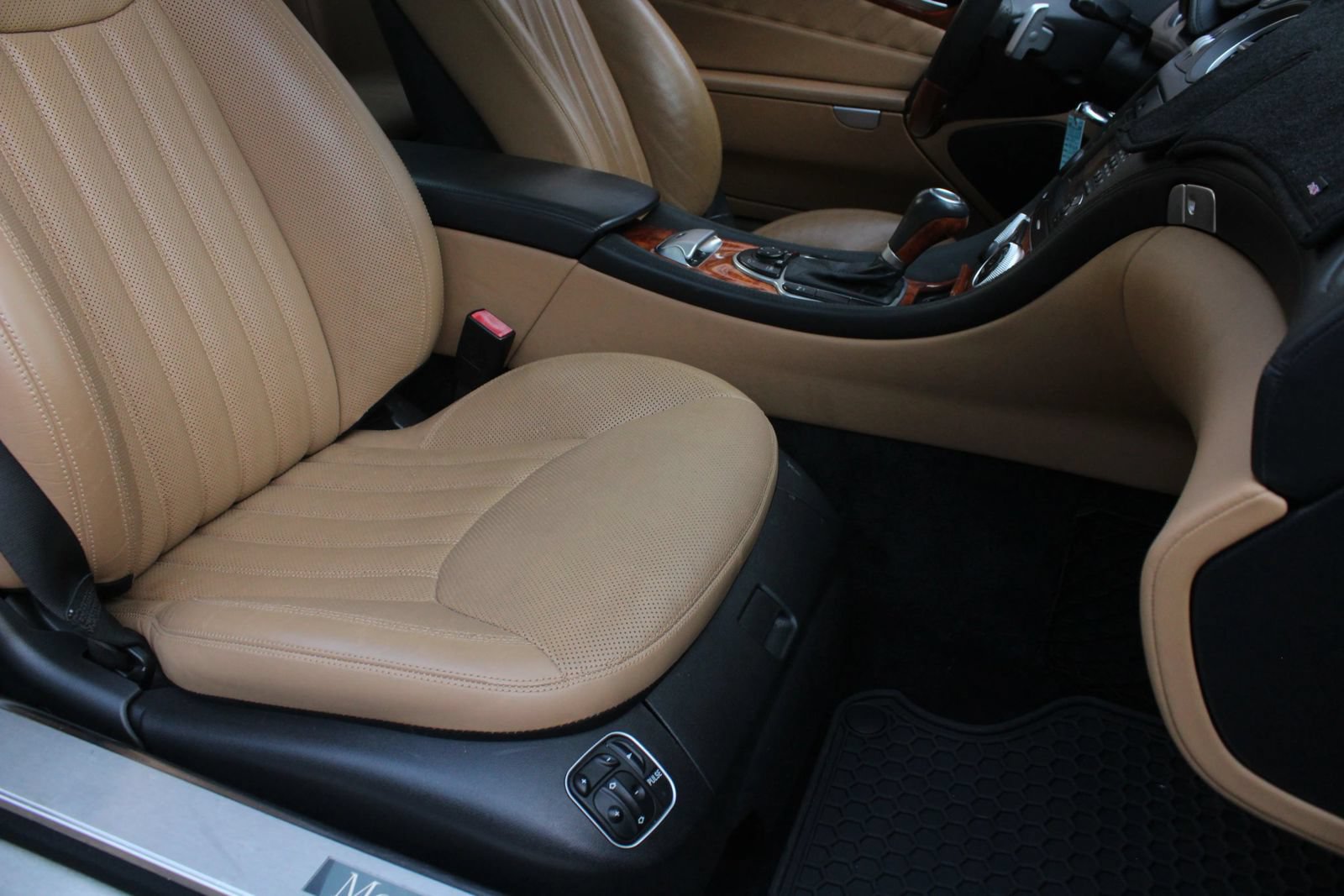 Used 2011 Mercedes-Benz SL 550 image 23