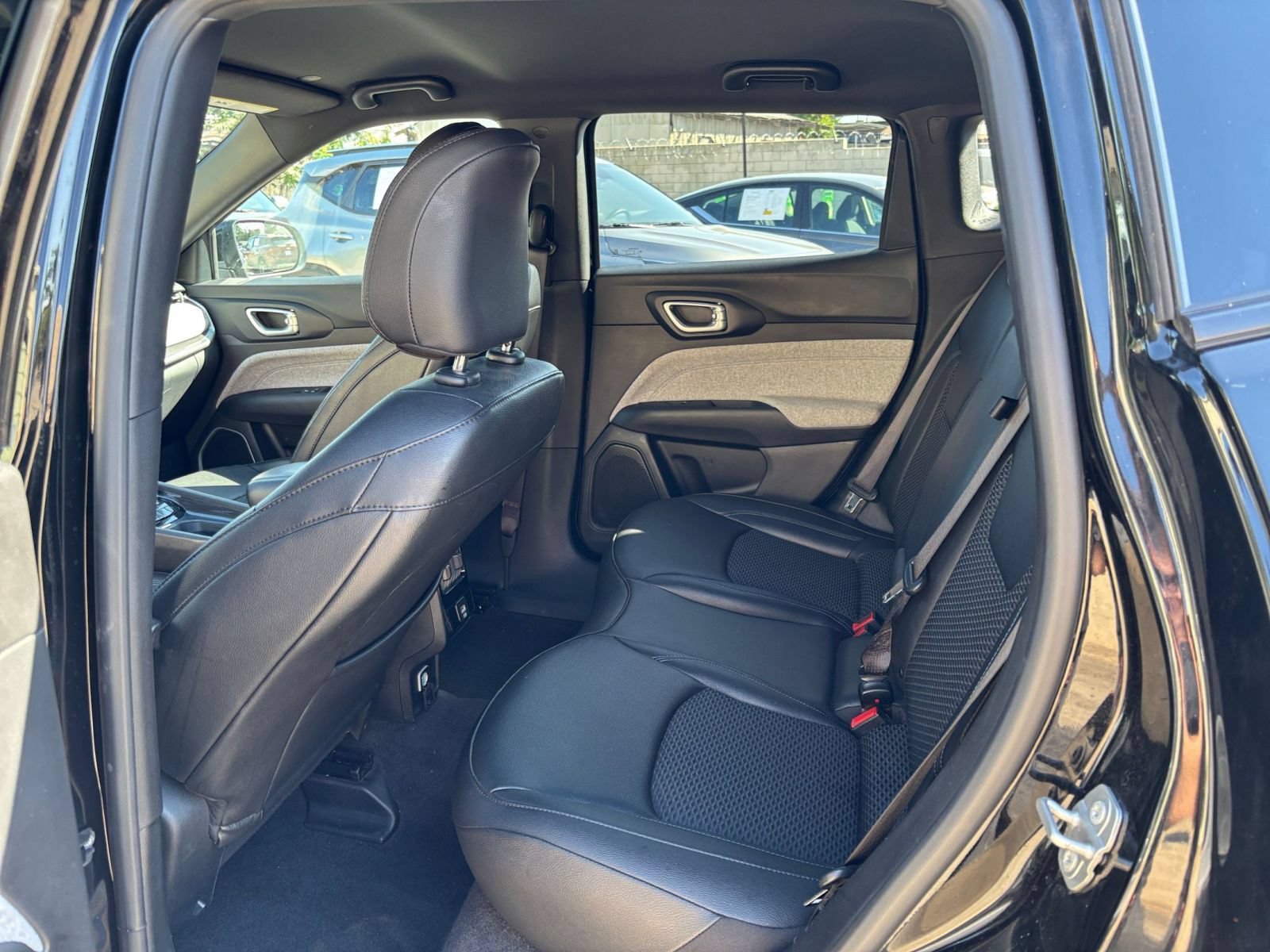 Used 2025 Jeep Compass Latitude AWD/4WD image 24